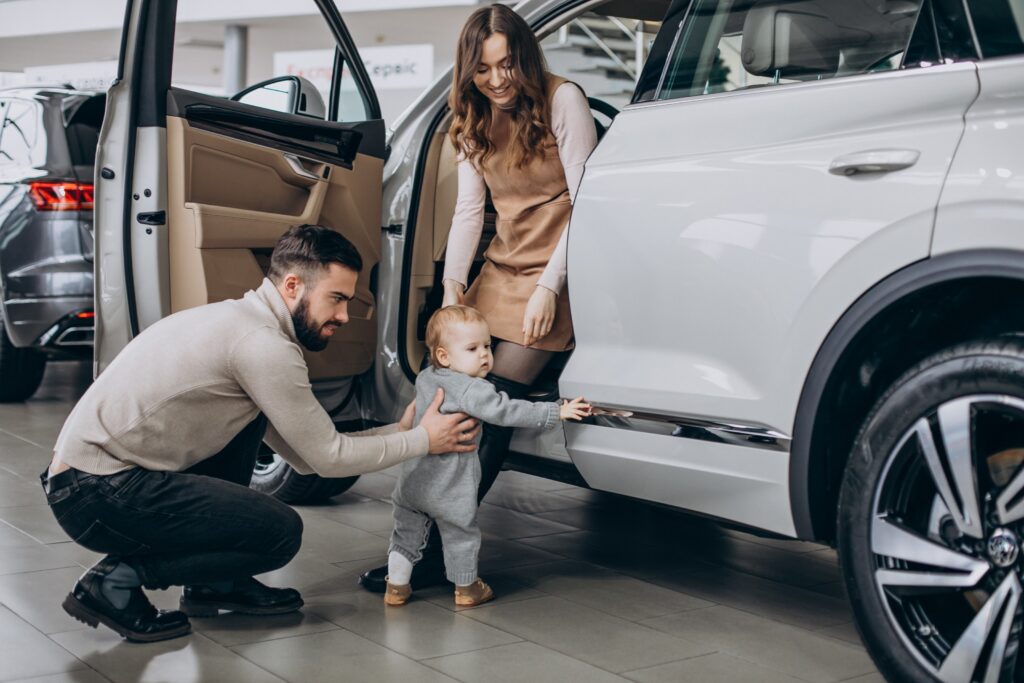 Familia con auto asegurado.